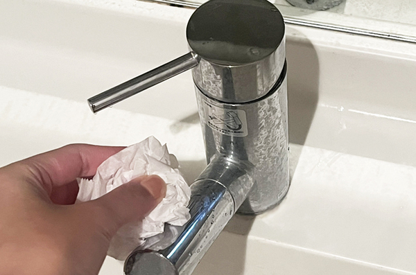 頑固な蛇口の水垢に！　クッキングシートでこするだけの『時短掃除ワザ』