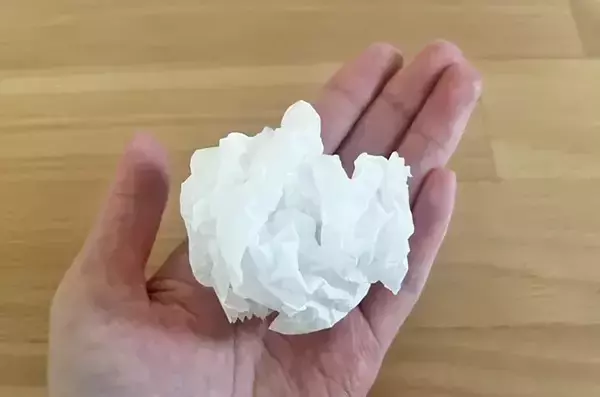 頑固な蛇口の水垢に！　クッキングシートでこするだけの『時短掃除ワザ』