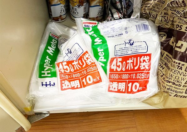 つっぱり棒に『ゴミ袋』を5枚ずつかけると…　生活が便利になる活用術に「とっても便利！」