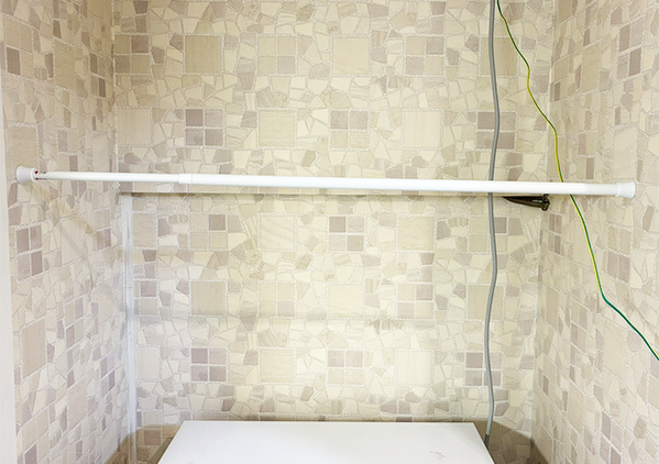 つっぱり棒に『ゴミ袋』を5枚ずつかけると…　生活が便利になる活用術に「とっても便利！」