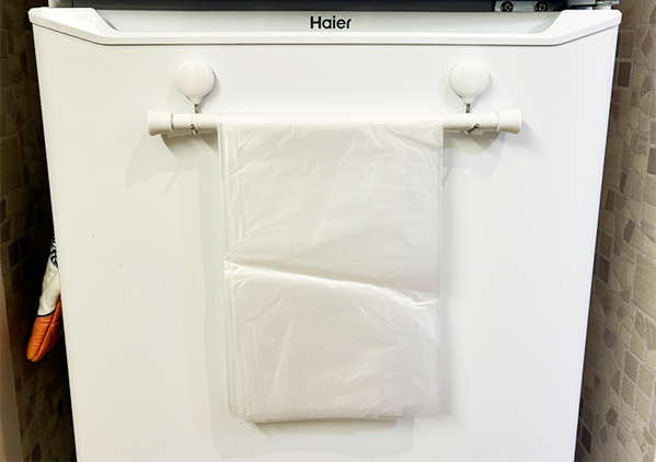 つっぱり棒に『ゴミ袋』を5枚ずつかけると…　生活が便利になる活用術に「とっても便利！」