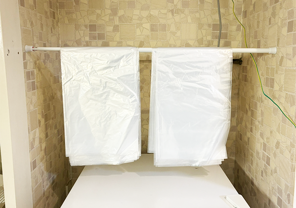 つっぱり棒に『ゴミ袋』を5枚ずつかけると…　生活が便利になる活用術に「とっても便利！」