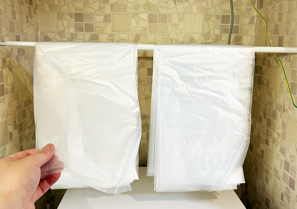 つっぱり棒に『ゴミ袋』を5枚ずつかけると…　生活が便利になる活用術に「とっても便利！」