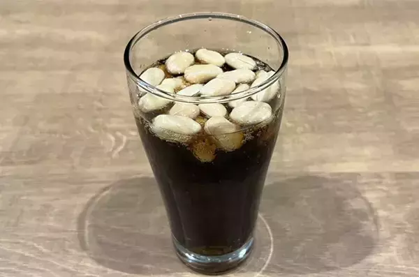 コーラにピーナッツ入れるとどうなる？　実際に試したら「5分後」に変化が…
