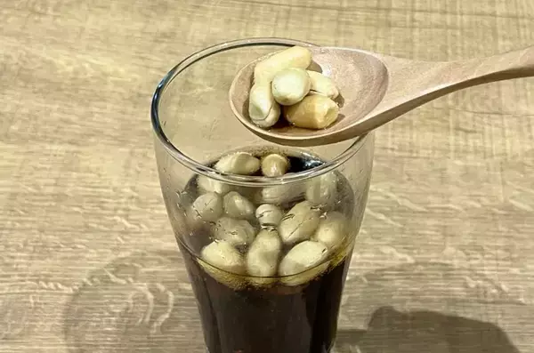 コーラにピーナッツ入れるとどうなる？　実際に試したら「5分後」に変化が…