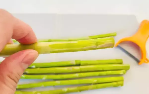 材料たった3つ！「電子レンジで柔らかくなるの？」夫が驚いたアスパラ簡単副菜