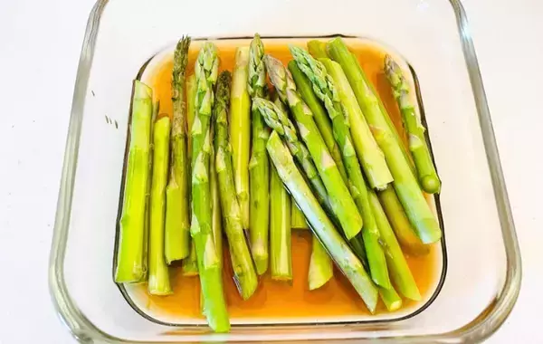 材料たった3つ！「電子レンジで柔らかくなるの？」夫が驚いたアスパラ簡単副菜