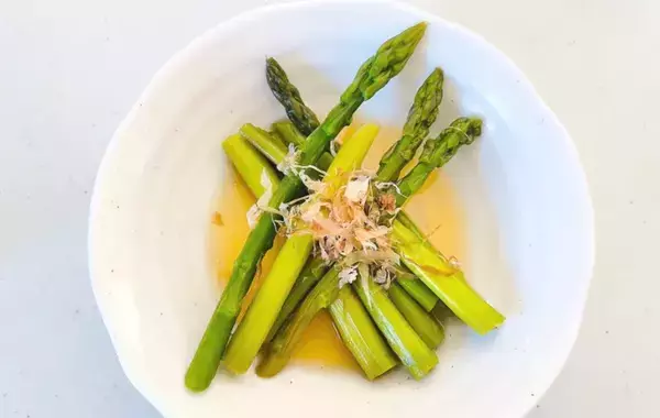 材料たった3つ！「電子レンジで柔らかくなるの？」夫が驚いたアスパラ簡単副菜