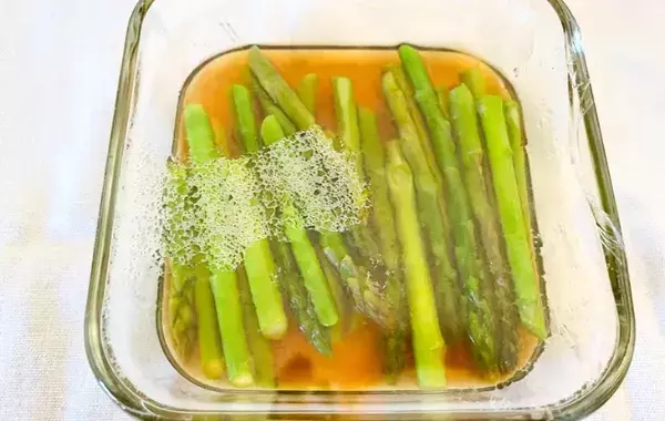 材料たった3つ！「電子レンジで柔らかくなるの？」夫が驚いたアスパラ簡単副菜