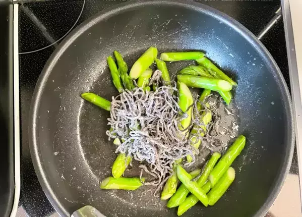 バター×塩昆布の相性抜群！　10分で完成した一品に「箸が止まらない」【春野菜レシピ】