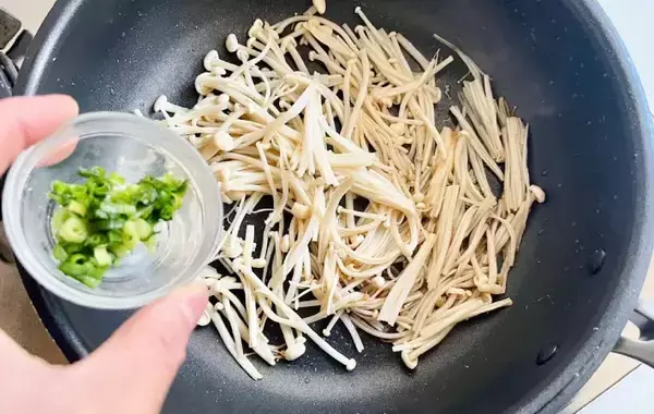 【節約レシピ】10分で完成！　エノキと卵で作れるおかずに「リピート確定」「夫が絶賛」