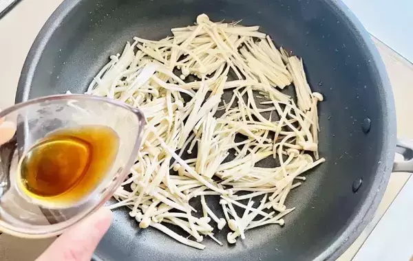 【節約レシピ】10分で完成！　エノキと卵で作れるおかずに「リピート確定」「夫が絶賛」