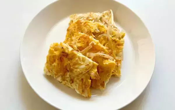 玉子焼きに『半袋』入れてみて！　10分で完成する節約アレンジに「箸が進む！」