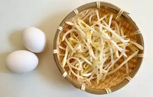 玉子焼きに『半袋』入れてみて！　10分で完成する節約アレンジに「箸が進む！」