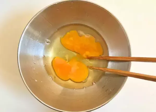 玉子焼きに『半袋』入れてみて！　10分で完成する節約アレンジに「箸が進む！」