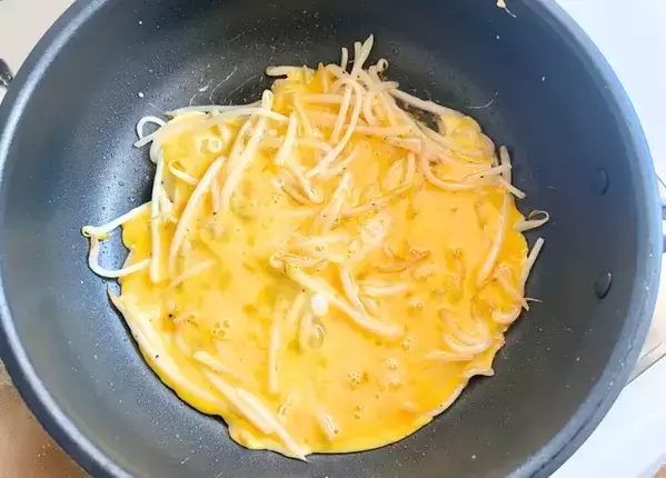 玉子焼きに『半袋』入れてみて！　10分で完成する節約アレンジに「箸が進む！」