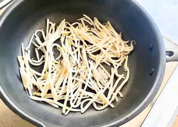 玉子焼きに『半袋』入れてみて！　10分で完成する節約アレンジに「箸が進む！」