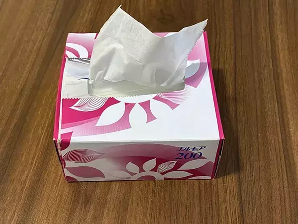 箱ティッシュを切って量を2倍に　収納にも役立つ大胆テクに「ありがたい」