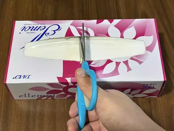 箱ティッシュを切って量を2倍に　収納にも役立つ大胆テクに「ありがたい」