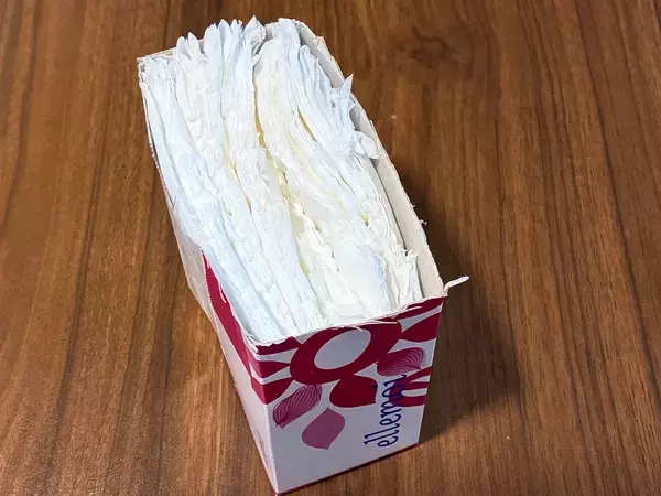 箱ティッシュを切って量を2倍に　収納にも役立つ大胆テクに「ありがたい」