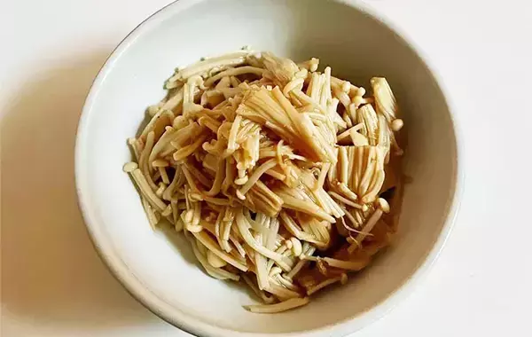 レンジで3分！　エノキ1袋と調味料で作れる“シャキシャキ”簡単ナムル【手順】