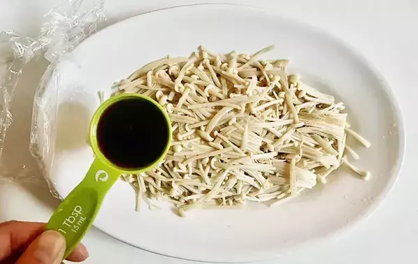 レンジで3分！　エノキ1袋と調味料で作れる“シャキシャキ”簡単ナムル【手順】