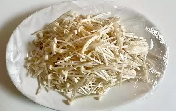 レンジで3分！　エノキ1袋と調味料で作れる“シャキシャキ”簡単ナムル【手順】