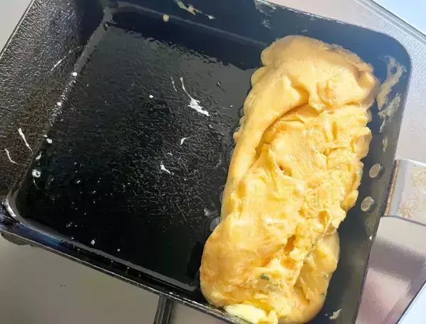 4つの食材を混ぜて『玉子焼き器』へ！　「おかわり！」と息子にヒットした“簡単”レシピ