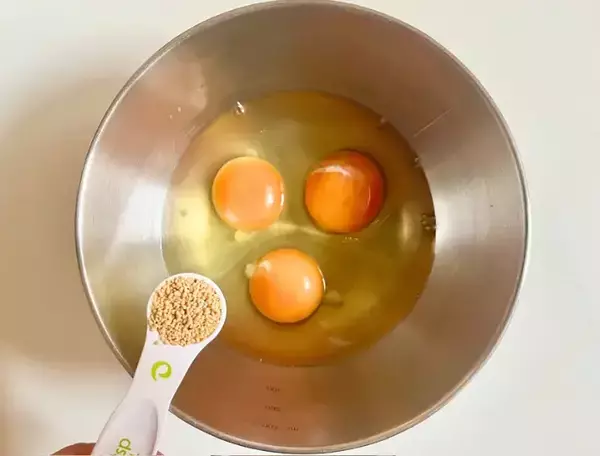 4つの食材を混ぜて『玉子焼き器』へ！　「おかわり！」と息子にヒットした“簡単”レシピ