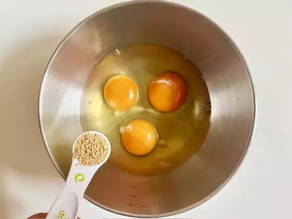 4つの食材を混ぜて『玉子焼き器』へ！　「おかわり！」と息子にヒットした“簡単”レシピ