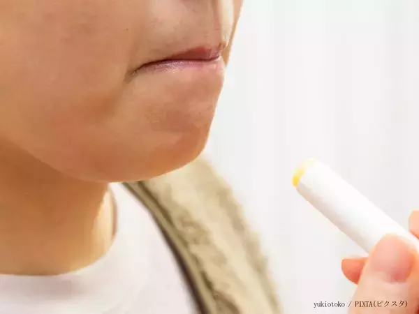 リップクリームを塗る方向は縦？横？　薬局チェーンの回答は…