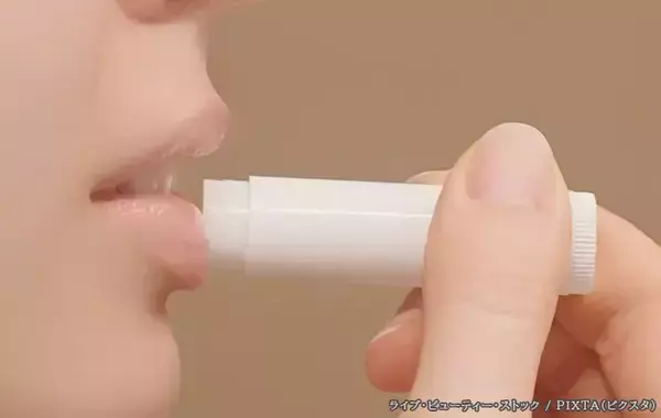 リップクリームを塗る方向は縦？横？　薬局チェーンの回答は…