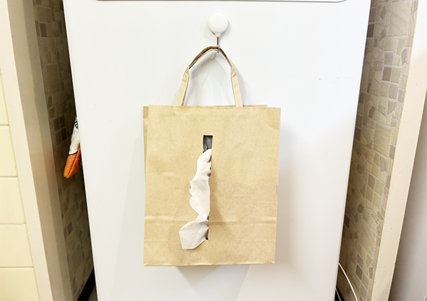 『小さな紙袋』の中央をくり抜く！　完成した収納アイテムに「QOLが上がった！」