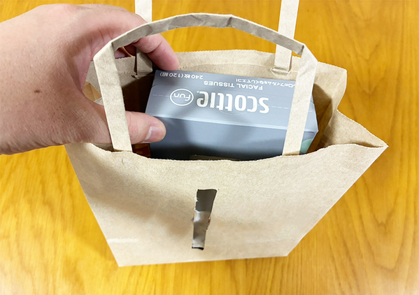 『小さな紙袋』の中央をくり抜く！　完成した収納アイテムに「QOLが上がった！」