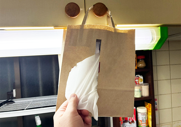 『小さな紙袋』の中央をくり抜く！　完成した収納アイテムに「QOLが上がった！」
