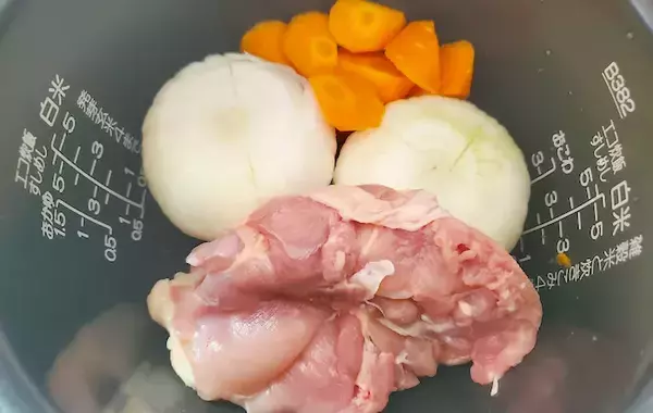 新玉ねぎを丸ごと炊飯器へ…　できた春限定のごちそうに「夫がリピ希望」「毎日飲みたい」