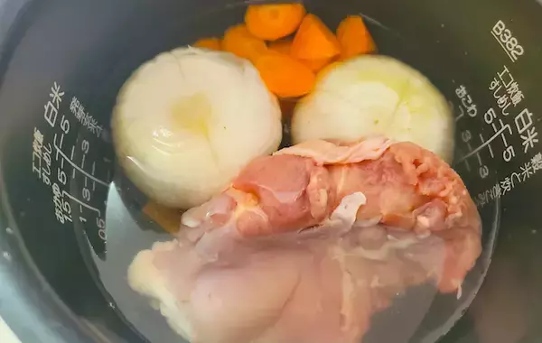 新玉ねぎを丸ごと炊飯器へ…　できた春限定のごちそうに「夫がリピ希望」「毎日飲みたい」