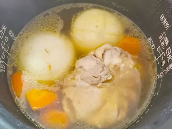新玉ねぎを丸ごと炊飯器へ…　できた春限定のごちそうに「夫がリピ希望」「毎日飲みたい」