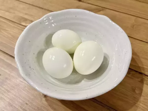 ゆで卵に『大さじ1杯』の調味料をかけるだけ？　完成した姿に「コレは賢い」「毎日作る」【調理術4選】