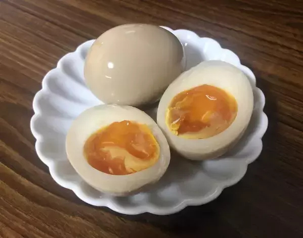 ゆで卵に『大さじ1杯』の調味料をかけるだけ？　完成した姿に「コレは賢い」「毎日作る」【調理術4選】