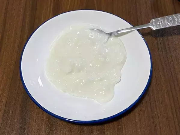 12時間の放置で高級な味わいに！　市販ヨーグルトを『横倒し』にするだけの簡単水切りテク