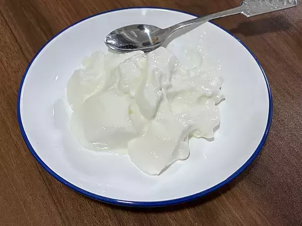 12時間の放置で高級な味わいに！　市販ヨーグルトを『横倒し』にするだけの簡単水切りテク