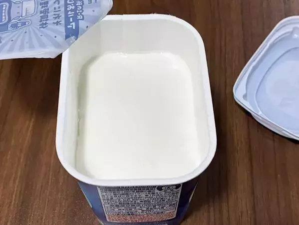 12時間の放置で高級な味わいに！　市販ヨーグルトを『横倒し』にするだけの簡単水切りテク