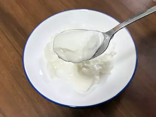 12時間の放置で高級な味わいに！　市販ヨーグルトを『横倒し』にするだけの簡単水切りテク