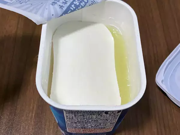 12時間の放置で高級な味わいに！　市販ヨーグルトを『横倒し』にするだけの簡単水切りテク