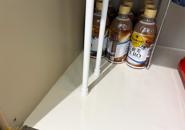 つっぱり棒2本を『縦』に使うと…　シンク下がスッキリする収納術に「知らなきゃ損」