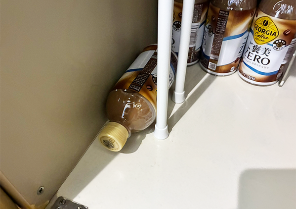 つっぱり棒2本を『縦』に使うと…　シンク下がスッキリする収納術に「知らなきゃ損」