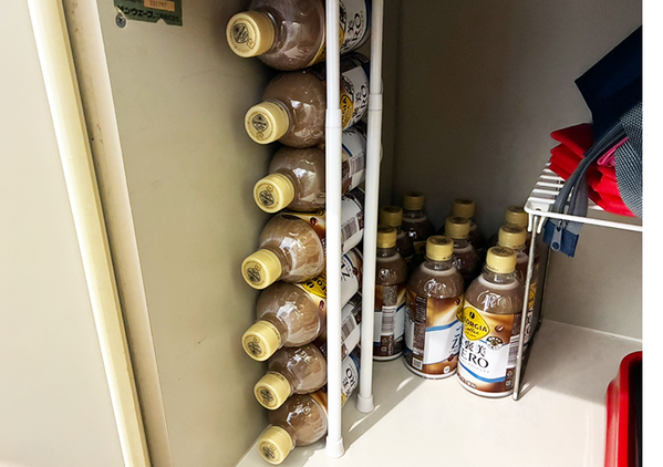 つっぱり棒2本を『縦』に使うと…　シンク下がスッキリする収納術に「知らなきゃ損」