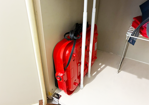 つっぱり棒2本を『縦』に使うと…　シンク下がスッキリする収納術に「知らなきゃ損」