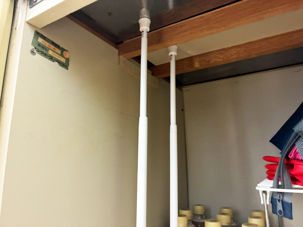 つっぱり棒2本を『縦』に使うと…　シンク下がスッキリする収納術に「知らなきゃ損」